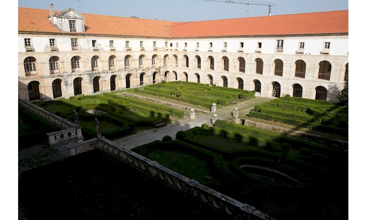 Cerca do Mosteiro de Alcobaça