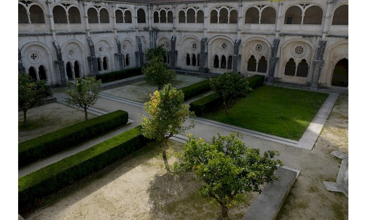 Cerca do Mosteiro de Alcobaça